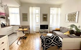 Cozy City Apartment Close To Metro - Self Check-In